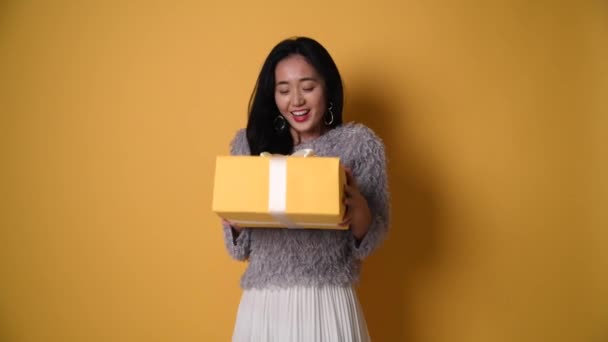 Молодая красивая азиатка получила подарочную коробку на день рождения счастливая улыбка празднуя — стоковое видео