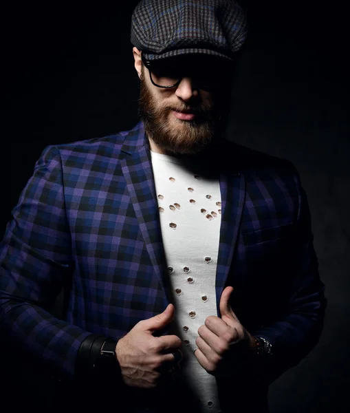 Brutal hombre de negocios con bigote de barba y gafas en gorra de moda y chaqueta cuadrada azul —  Fotos de Stock