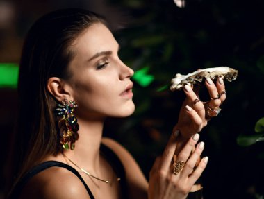 Güzel seksi moda esmer kadın pahalı iç restoranda yemek istiridye 