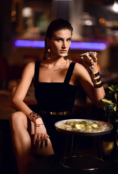 Красивая сексуальная брюнетка моды женщина в дорогом ресторане интерьера едят устриц — стоковое фото