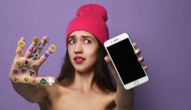 Popüler sosyal mobil emoji gülümsüyor sopa için cep telefonunuzun elleri boş ekran gösterilen gülmek gülümseyen mutlu kadınla