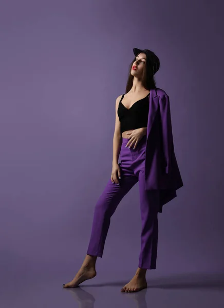 Hermosa chica hipster modelo posando en traje púrpura y ropa interior — Foto de Stock