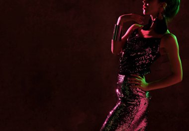 Seksi esmer kadın moda altın ışıltı elbiseyi koyu mavi ve pembe neon ışık poz güzel moda 