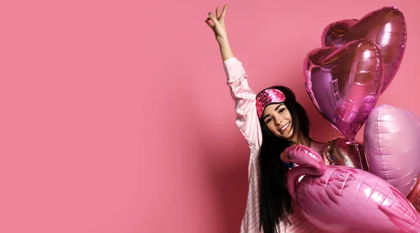 Joyeuse fête de vacances de fille joyeuse s'amuser à célébrer la Saint-Valentin tenir couleur pastel rouge et rose ballons d'air coeurs avec flamant gonflable — Photo