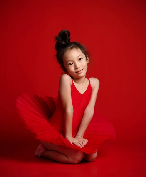 Carino ballerina ballerina bambina ballerina in bel vestito sta ballando sul rosso — Foto Stock