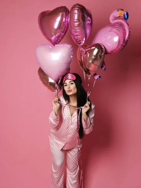 Feliz fiesta de fiesta de chica alegre divirtiéndose celebrando el Día de San Valentín celebrar el color pastel rojo y rosa globos de aire corazones con flamenco inflable — Foto de Stock