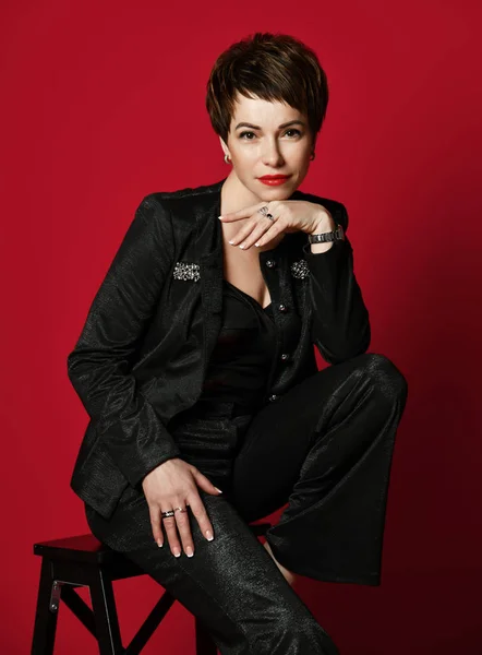 Retrato de uma mulher profissional de negócios de cabelo curto em jaqueta de terno preto — Fotografia de Stock