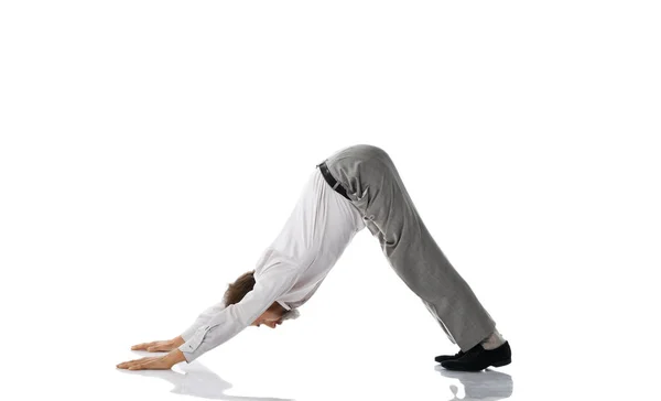 Gammal man öva yoga classic asana Dans pose stratching på händer — Stockfoto