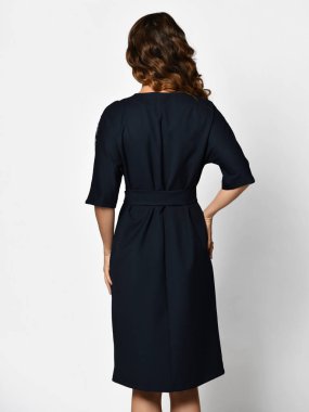 Genç güzel kadın yeni karanlık siyah moda kış elbise arka arka görünümünde poz