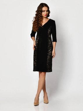 Genç güzel kadın yeni siyah moda kış elbise tam vücut üzerinde beyaz bir poz 