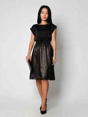 Genç güzel Asyalı kadın yeni siyah moda kış elbise tam vücut üzerinde beyaz bir poz 