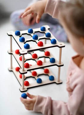 pembe gömlekler'de iki çocuk kız küçük kırmızı ve mavi top eğitim oyun