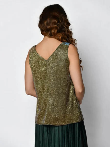 Жінка позує в новій випадковій зеленій блузці светр заднього виду — стокове фото