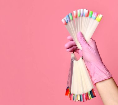 Elini tutmak için tırnak salonu ve spa fırça tırnak pedikür ve manikür örnekleri pink 