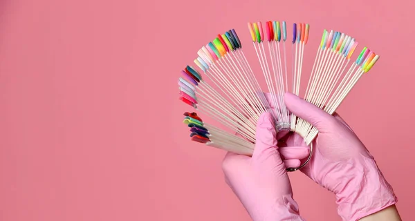Hand vasthouden pedicure en manicure monsters voor nagels salon en spa borstel nagel roze — Stockfoto