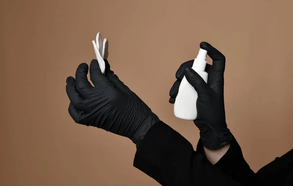 Doktor makyajcısı eller şişede sprey püskürtücü ve pamuk yastık ile devam ediyor — Stok fotoğraf