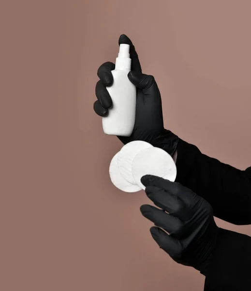 Doutor cosmetician mantém em mãos garrafa com dispensador de spray e almofada de algodão — Fotografia de Stock