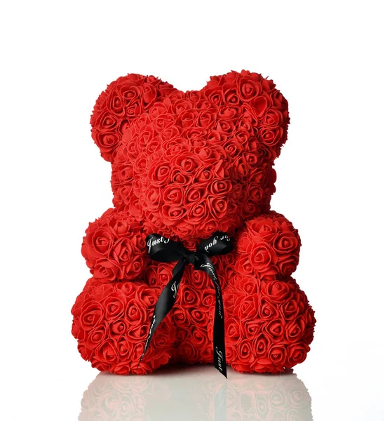 Rød bjørn af roser til stede gave til Valentinsdag eller kvinde fødselsdag isoleret på hvid - Stock-foto