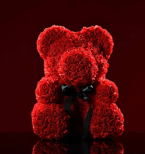 Urso vermelho de rosas presente presente para dia dos namorados ou aniversário da mulher — Fotografia de Stock