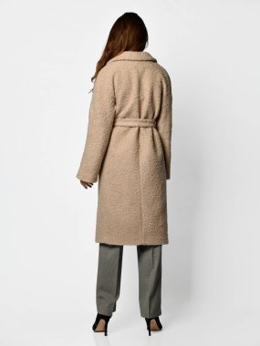 Genç güzel kadın yeni uzun moda geçici Gri kışlık ceket Mont geri görüntülemek poz