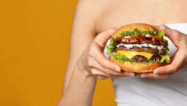 Zbliżenie Zdjęcie duża kanapka Sandwich burger z wołowiny boczku ser i pomidory na żółty — Zdjęcie stockowe