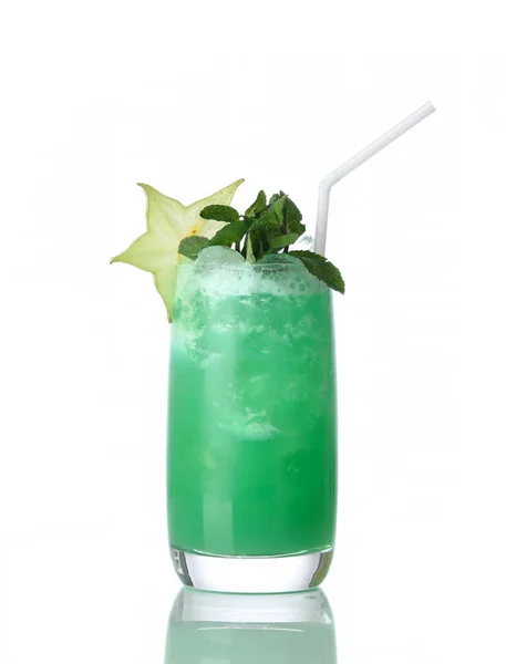 Gelb-grüner Mojito-Cocktail mit tropischen Sternen und Stroh in Cocktailglas mit hohem Ball, isoliert auf weiß — Stockfoto