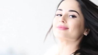 Kadın portresi yakından rüzgarlı saç uzun kirpik ile dön