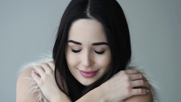 Close up portrait of woman open her eye with feathers falling down makeup — Stock Video