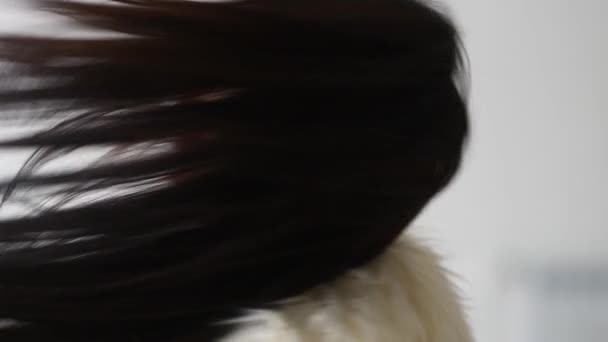 Närbild porträtt av kvinnan som vända med blåsiga hår långa ögonfransar — Stockvideo