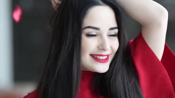 Joven hermosa mujer feliz bailando con corazones rojos cayendo en el día de San Valentín — Vídeos de Stock