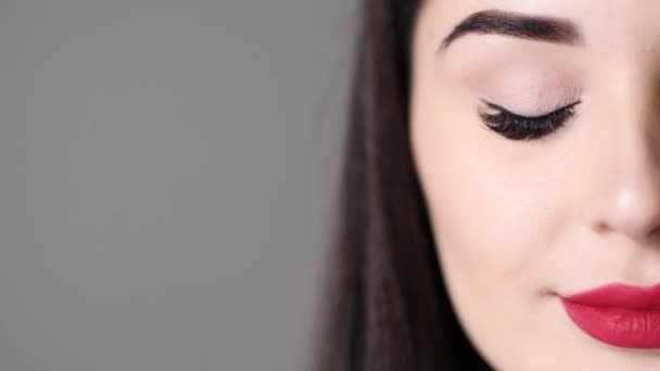 Closeup portret van yopung vrouw opent haar ogen met make-up en lange wimpers — Stockvideo