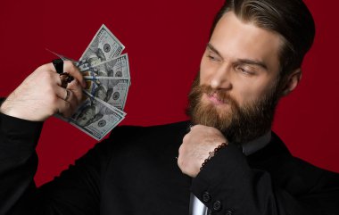 İş adamı el Amerikan Doları banknot düşünme kırmızı üzerinde tutan
