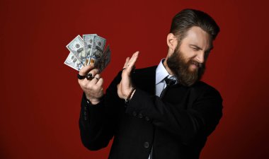 Amerikan Doları tutan iş adam el yüz banknot ama sevmediğim ve kırmızı reddetmek tiksinme hisseder 