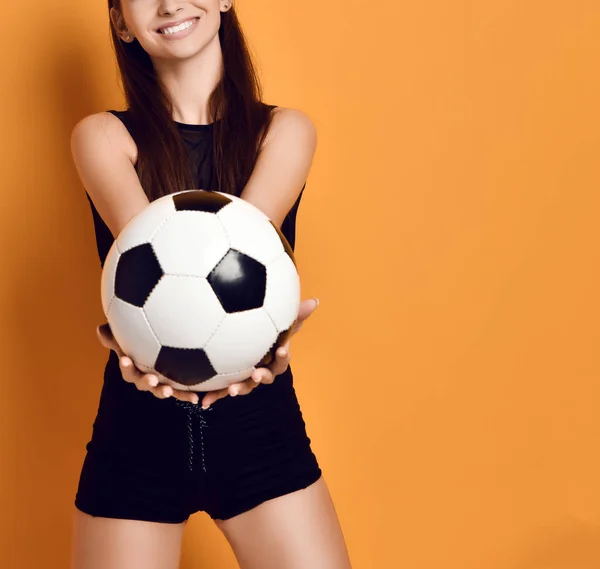 Ventilador jogador mulher esporte em preto uniforme segurar bola de futebol comemorando feliz com espaço de cópia de texto livre — Fotografia de Stock