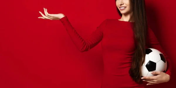 Ventilador jogador mulher esporte em vermelho uniforme segurar bola de futebol celebrando feliz com a mão para cima para texto livre espaço de cópia em vermelho — Fotografia de Stock