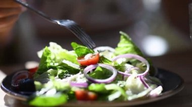 Taze sebze salatası yavaş hareket yeme çatal ile Closeup kız el