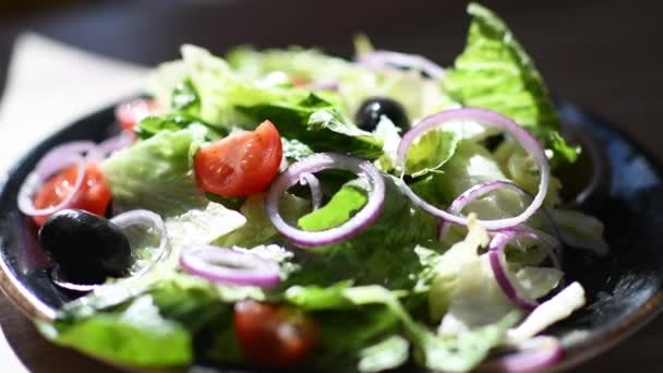 Рука девушки крупным планом с вилкой ест свежий овощной салат замедленным движением — стоковое видео