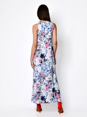 Genç, güzel bir kadın, yeni yaz havasında poz veriyor. Mavi çiçekler, arka tarafta dikiz aynası.