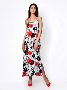 Yeni kırmızı çiçek desenli elbiseyle poz veren güzel bir kadın yüksek tepelerde tüm vücudu beyaz