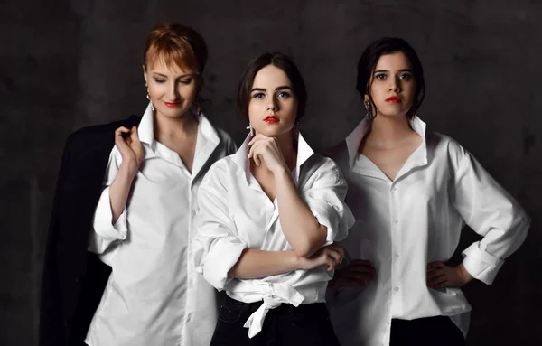 Squadra di tre donna brutale ed elegante in camicie da uomo bianchi in posa come il poster del film — Foto Stock