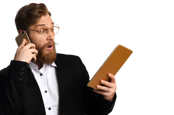 Hombre de negocios inteligente en traje negro y camisa blanca hacer una compra en línea usando tableta de computadora en gafas — Foto de Stock