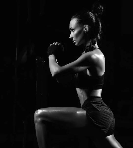 Спортивная молодая женщина, тренирующаяся с гантелями в спортзале. Концепция диеты и потери веса — стоковое фото