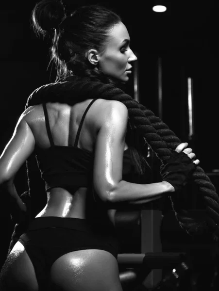 Sportowa młoda kobieta pracuje z wielkim Cross liny pasuje w siłowni. Koncepcja odchudzania i diety — Zdjęcie stockowe