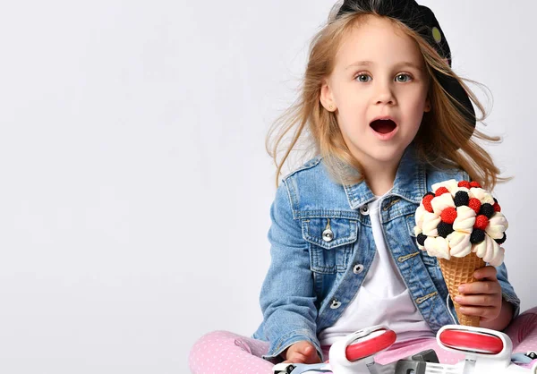 Bebé niña comiendo helado grande en gofres cono con sabrosa mermelada de mora de frambuesa mermelada feliz sonrisa —  Fotos de Stock