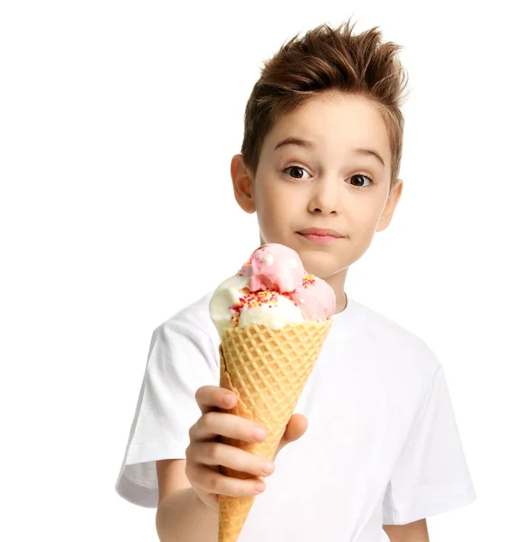 Baby Boy Kid i vit t-shirt med text utrymme håll glass i våffla kon isolerad på vitt — Stockfoto