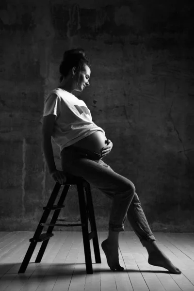 Bella giovane incinta felice madre donna in posa su sfondo scuro — Foto Stock