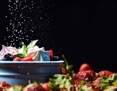 Kahvaltı için Çilek çöl taze olgun yulaf ezmesi yaban mersini ve ahududu ev yapımı yoğurt pana cotta mavi kavanozda