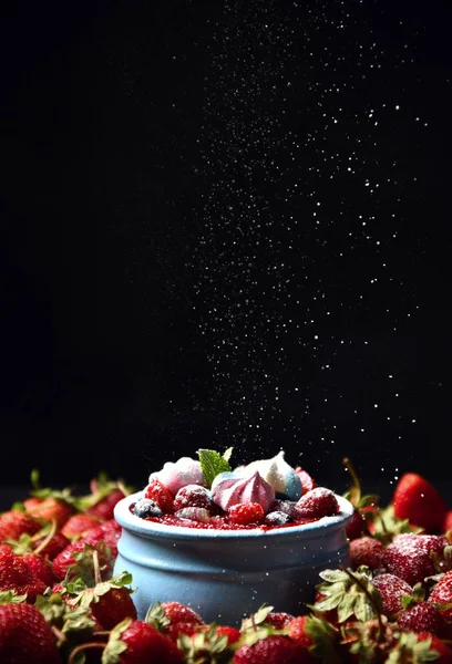 朝食のためのイチゴの砂漠新鮮な熟したオートミールブルーベリーとラズベリー自家製ヨーグルトパナコッタブルージャーで — ストック写真