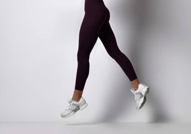Sporda yürüyen sportif kadın bacakları beyaz üzerine yıprandı