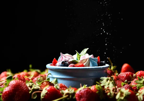 草莓和薄荷沙漠新鲜成熟的自制酸奶帕纳科塔在蓝色罐子在黑暗的背景 — 图库照片